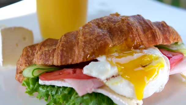 Köstliche Appetitliche Croissant Mit Eigelb Fließt Aus Dem Sandwich Fleisch — Stockvideo