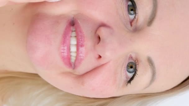 Wanita Cantik Menyeka Wajahnya Dengan Minyak Menyerap Kertas Dekat Rekaman — Stok Video