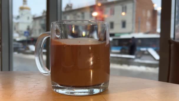 Ένα Καφέ Δίπλα Στο Παράθυρο Αναδεύεται Ζεστή Σοκολάτα Φόντο Μια — Αρχείο Βίντεο