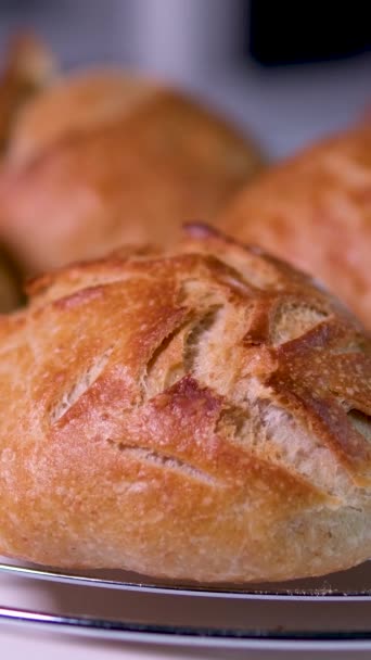 Свіжоспечені Булочки Хліб Круглому Грилі Смачна Їжа Сніданок Дріжджове Тісто — стокове відео