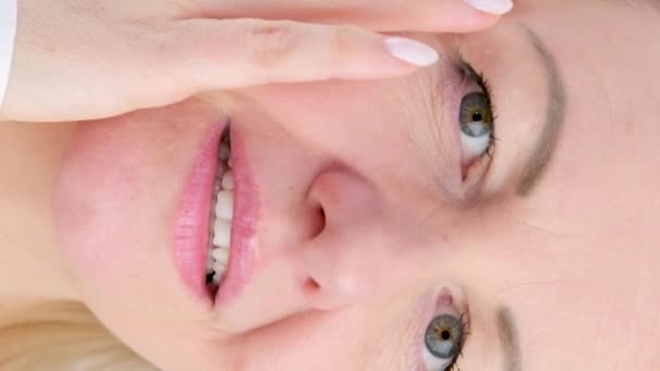 Verticale Video Extreme Close Vrouwelijke Lippen Kin Aanbrengen Aging Crème — Stockvideo
