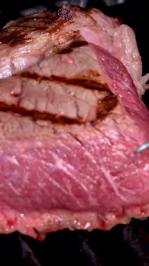 Barbekü taze et kanlı biftek, lezzetli yemekler, öğle yemeği, delik deşik, canlı yayında salya akıtan et yemek istiyorum.