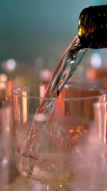 Açık büfe masa şarabı cam plastik bardaklarda hafif oyunlar yavaş çekim video ile lezzetlidir içki şişeden dökülür ince akarsu akıntısı içinde şirket yılbaşı kutlaması.