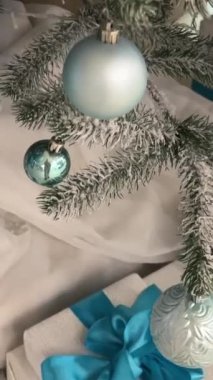 Üzerinde beyaz kar olan yeni yıl yeşil Noel ağacı mavi ve gümüş toplar güzel pastel açık renk Noel arkaplanı