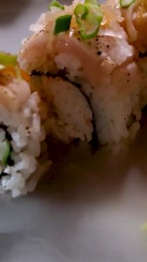 Lezzetli bir restoranda Asya yemeği suşisi tabağında kuru buz dekorasyonu restoranı taştan tabakta lezzetli ton balığı seti ve uzay metni reklamının her yerinde akan beyaz dumanla servis ediliyor.