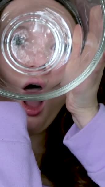 Flicka Leker Med Glasflaska Tonåring Flicka Tittar Igenom Det Utbuktande — Stockvideo