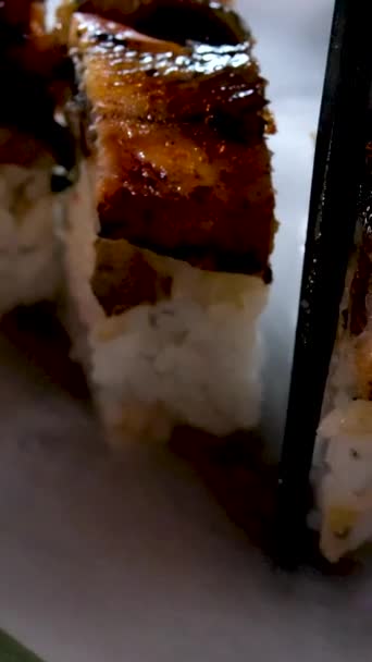 Ízletes Étterem Ázsiai Étel Sushi Tányéron Száraz Jég Dekoráció Étterem — Stock videók