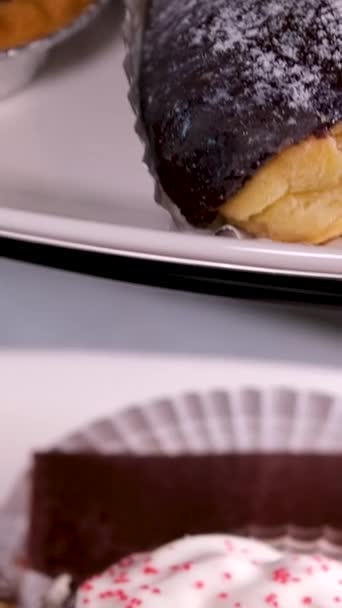 自助餐供应各种甜食 桌上放有巧克力白霜糖霜 — 图库视频影像