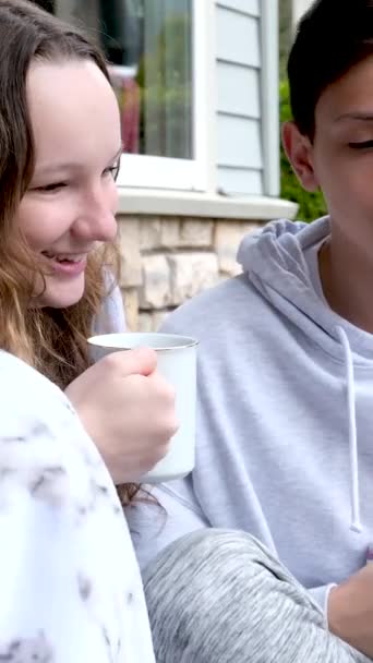 Nastolatek Chłopiec Nastolatek Dziewczyna Siedzi Ganku Pije Gorącą Herbatę Kawa — Wideo stockowe