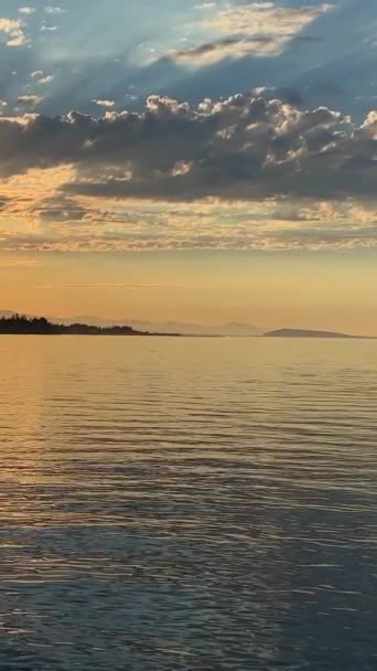 只有天空和水平线上 浅蓝色的海洋和黄色的落日 自然界的群山 在相距空旷的文字框架中清晰可见 高质量4K — 图库视频影像