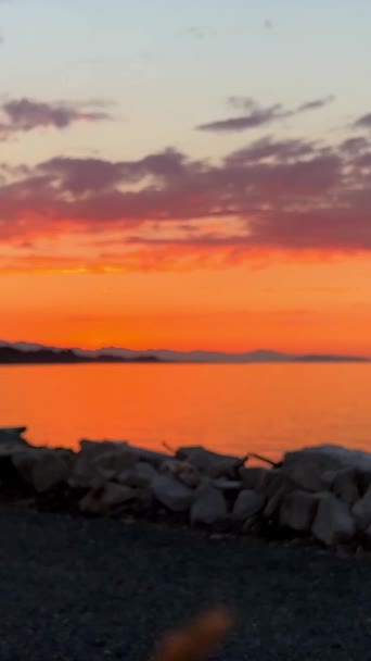 Яркий Закат Озере Левыми Шипами Создает Пространство Горизонта Оранжевой Полосы — стоковое видео