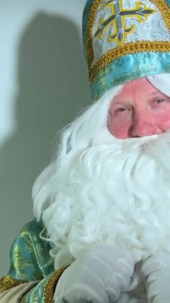Sankt Nikolaus Tittar Uppmärksamt Sin Mustasch Hans Skägg Ser Som — Stockvideo