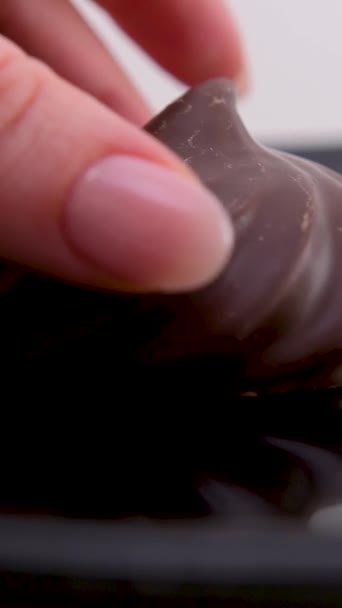 Νόστιμο Επιδόρπιο Marshmallows Σοκολάτα Μαύρο Πιάτο Θηλυκό Χέρι Παίρνει Μεσημεριανό — Αρχείο Βίντεο