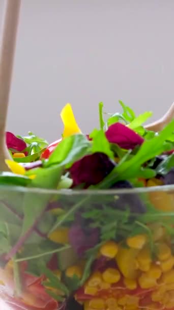 Wooden Spoons Stir Salad Glass Plate Corn Tomatoes Cucumbers Bulgarian — Vídeo de stock