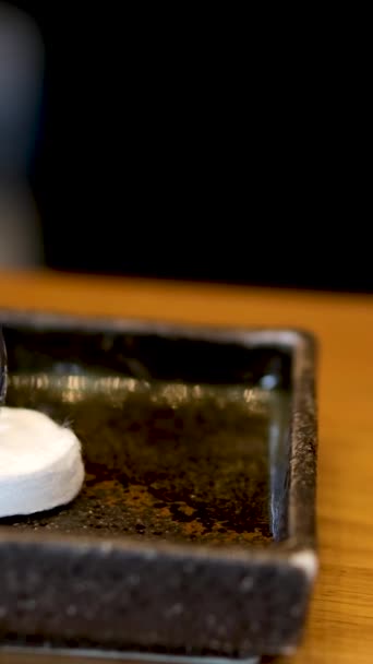 Поливаю Небольшой Отжимающийся Инструмент Чайника Китайском Ресторане Салфеткой Высушить Руки — стоковое видео