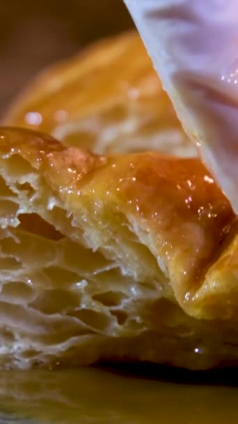 육질의 신선하고 맛있는 페이스트리에 카라멜 손으로 디저트를 누릅니다 이것은 맛있는 — 비디오