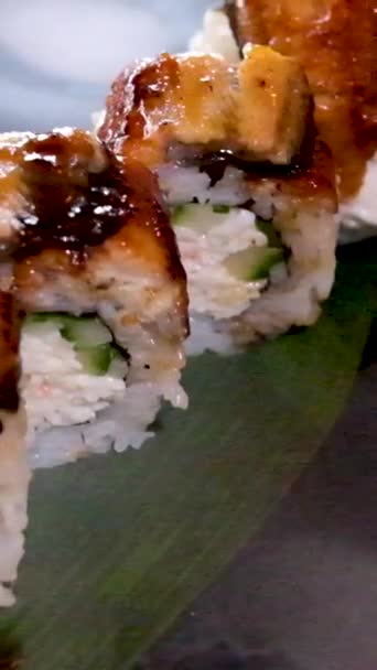 Heerlijk Restaurant Aziatische Eten Sushi Bord Met Droog Ijs Decoratie — Stockvideo