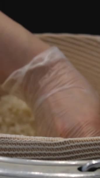 Las Manos Preparando Sushi Cerca Arroz Nori Girl Hand Holding — Vídeos de Stock