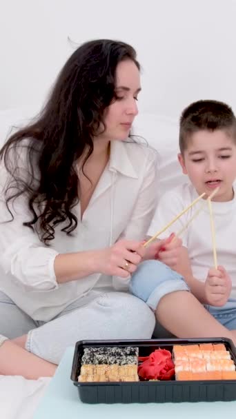 Uma Mulher Seu Filho Brincam Com Paus Arroz Como Tambores — Vídeo de Stock
