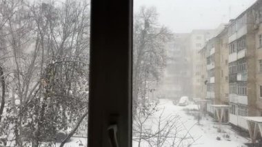 Ukrayna 'da sıradan bir ev penceresi. Kış kar taneleri çıplak ağaçların üzerine düşüyor ve gerçek insanların gerçek hayatları. Sıcak odadan sokakları yavaş çekimde izliyorlar. Sıcaklık arttı. Soğuk geldi.