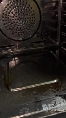Kirli elektrikli ızgara. Çok kirli fırın damlaları kuruması zor lekeleri yıkamak zor eski aletler bulaşık deterjanı