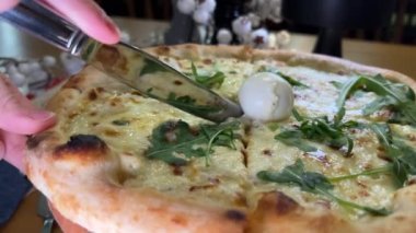 Dört peynirli pizza roka ve peynirli mozzarella peynirle koparılmış yakın plan peynirli, dilimlenmiş pizza İtalyan Lezzetli Peyniri, Domatesli ev yapımı pizza.
