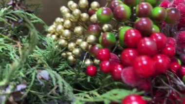 Kırmızı ambalaj kağıdından ambalaj kağıtları paketleri sarar. Genç kadın arkadaşları ve akrabaları için Noel hediyesi paketliyor. Dekorasyon, kış tatili için hazırlık..