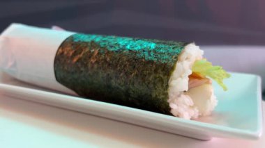 Ehomaki suşisi Japon geleneksel yemeklerini yuvarlıyor. Yüksek kalite 4k görüntü