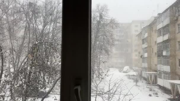 Ordinarie Liv Fönster Hus Ukraina Snö Vinter Snöflingor Faller Kala — Stockvideo