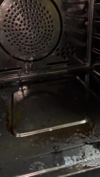 肮脏的电炉非常脏的烤箱滴干了很难洗污渍污垢问题旧设备洗碗洗涤剂 — 图库视频影像
