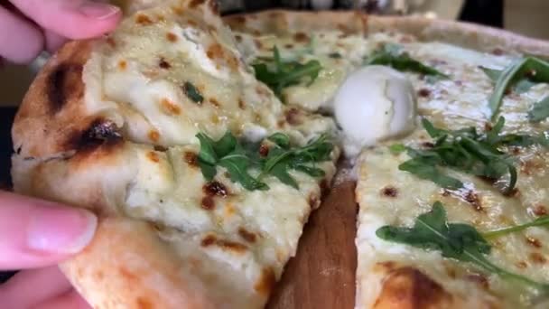 Vier Kaas Pizza Met Arugula Mozzarella Afgerukt Met Handen Strekt — Stockvideo