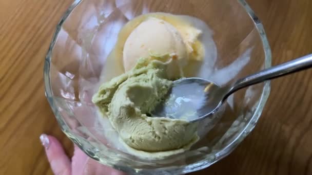 Gros Plan Scooping Lime Flavoured Sherbet Ice Cream Top View — Video