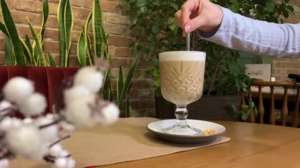 Barista 슬로우 커피의 아침에 커피를 마시는 4K입니다 고품질 — 비디오