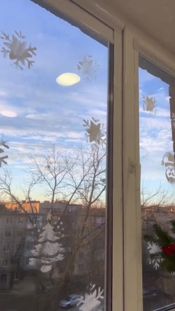 Vista Janela Uma Cidade Inverno Flocos Neve Céu Azul Vidro — Vídeo de Stock