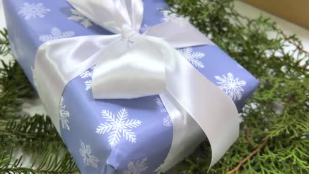 Natale Presente Con Ramo Abete Bagattella Natalizia Ruotata Bianco Filmati — Video Stock