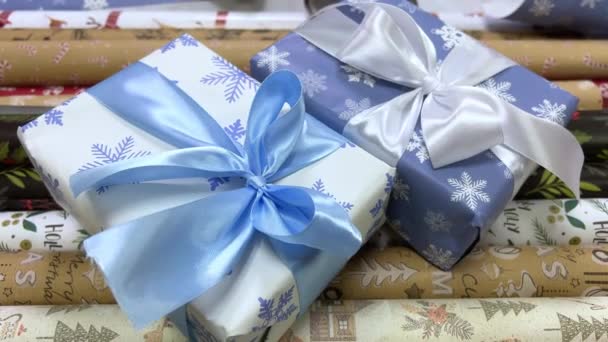 圣诞礼品盒装饰圣诞树与纪念品盒 装饰球和灯 祝你在新的一年里生日快乐 美丽的礼物在松树下的地板上的房间里 高质量的 — 图库视频影像