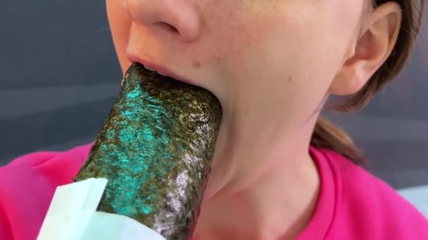 Shawarma 식욕을 소녀는 맛있는 식욕을 돋우는 점심에서 물고기와 오이와 먹습니다 — 비디오