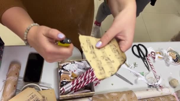 装飾を準備し 紙に火をつけ 燃やされた紙に古いノートでそれを作って下さい 女性の手のライター — ストック動画
