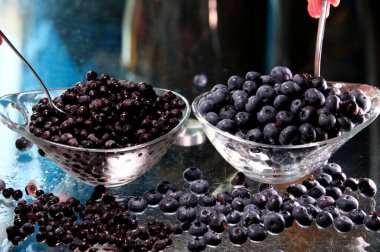 Kadın eli tabağa yaban mersini koyar. Yüksek kalite 4k görüntü