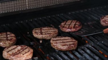 Biftek Burger ve Spatula sıcak barbekü mangalında, yakın plan, Top View. Yüksek kalite fotoğraf