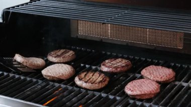 Biftek Burger ve Spatula sıcak barbekü mangalında, yakın plan, Top View. Yüksek kalite fotoğraf