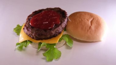 Taze lezzetli burger izole edilmiş. siyah arkaplan