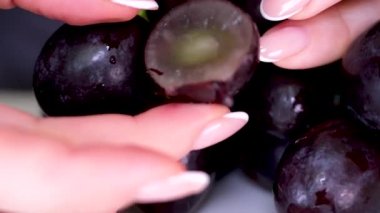 Taze sulu sarı üzümler kapanıyor. Yüksek kalite 4k görüntü