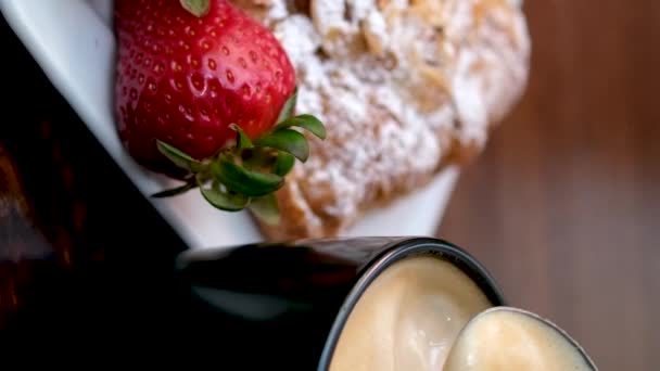 Comer Croissants Franceses Recién Horneados Para Desayuno Latte Cappuccino Remover — Vídeo de stock