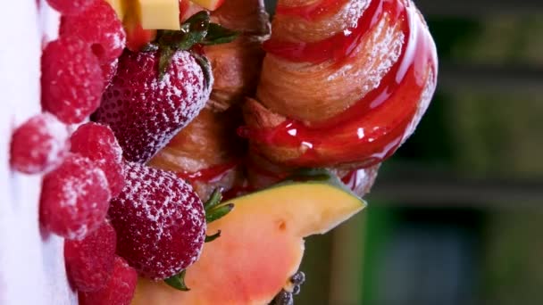 Croissant Rociado Con Delicioso Jarabe Frambuesa Fresa Fruta Amontonada Plato — Vídeo de stock
