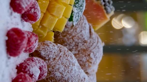Närbild Franska Bakade Croissant Strössel Pulveriserat Socker Frukost Mat Koncept — Stockvideo