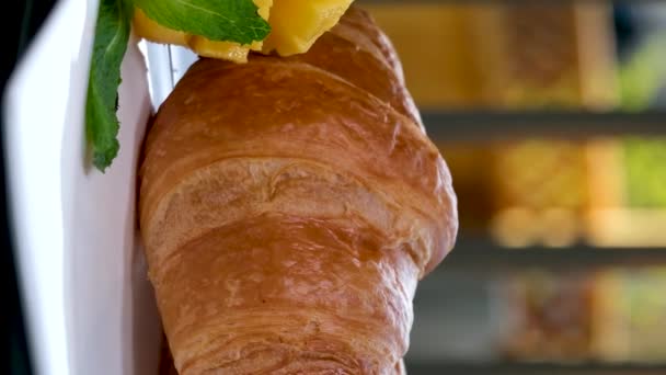 Karmel Croissant Świeży Rogalik Dodatkami Karmelowymi Izolowanymi Białym Tle Makro — Wideo stockowe