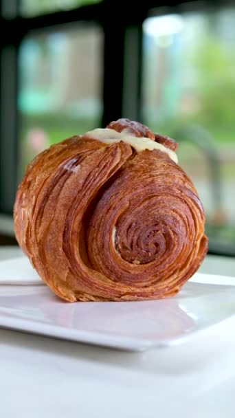Panettiere Artigianale Termina Croissant Mandorle Burrose Rotonde Posizionando Delicatamente Guscio — Video Stock