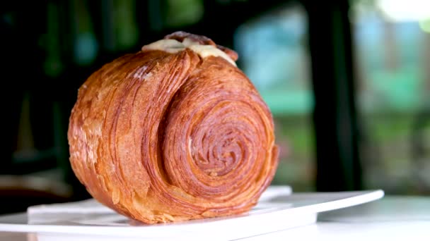 Artisan Bagare Avslutar Runda Smörig Mandel Croissant Genom Att Försiktigt — Stockvideo