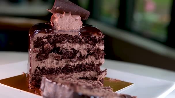 Manger Dessert Chocolat Avec Une Fourchette Dorée Prends Une Tranche — Video